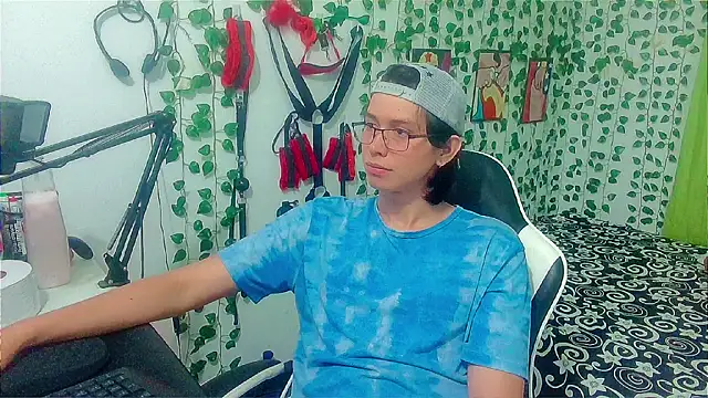 Snapshot of Andy_gray chatting on 05-17-26, 01:11 Andy gray online show from 05-17-26, 01:11