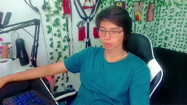 Snapshot of Andy_gray chatting on 04-17-26, 05:05 Andy gray online show from 04-17-26, 05:05