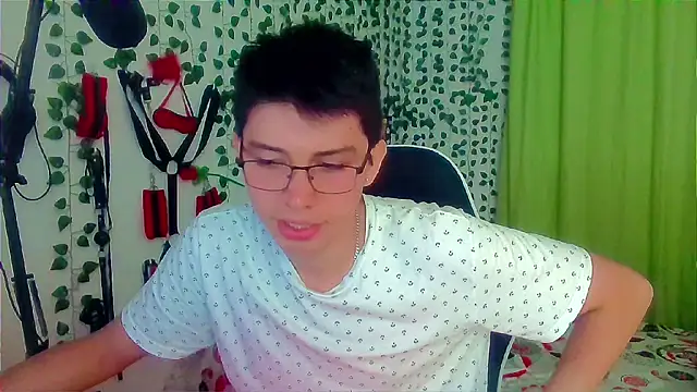 Snapshot of Andy_gray chatting on 10-27-25, 11:33 Andy gray online show from 10-27-25, 11:33