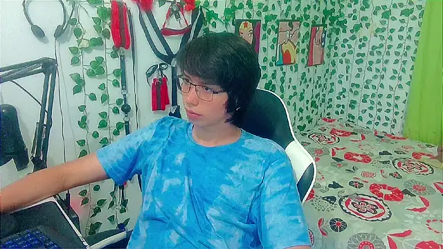 Snapshot of Andy_gray chatting on 04-19-26, 03:57 Andy gray online show from 04-19-26, 03:57
