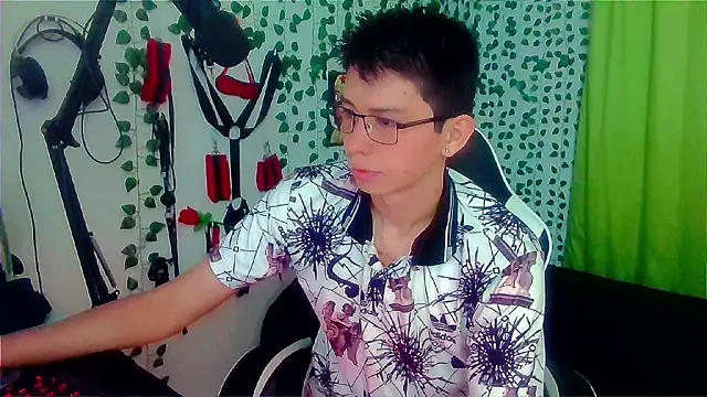 Snapshot of Andy_gray chatting on 10-23-25, 02:49 Andy gray online show from 10-23-25, 02:49