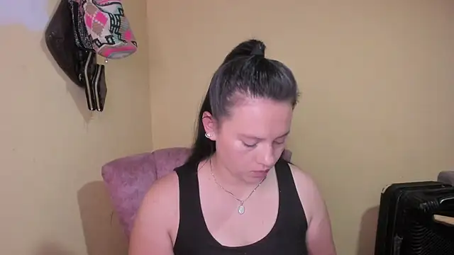Snapshot of lauraguzman chatting on 05-22-26, 02:31 lauraguzman online show from 05-22-26, 02:31