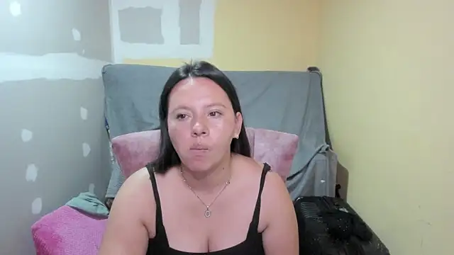 Snapshot of lauraguzman chatting on 05-13-26, 03:02 lauraguzman online show from 05-13-26, 03:02