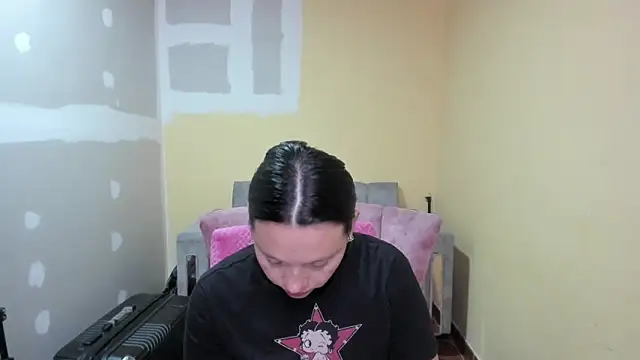 Snapshot of lauraguzman chatting on 05-08-26, 03:32 lauraguzman online show from 05-08-26, 03:32