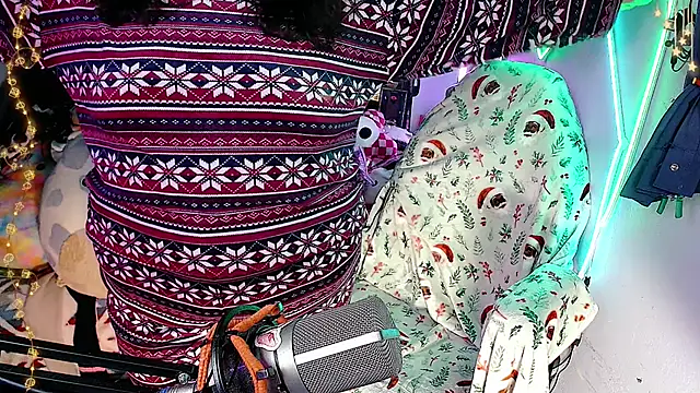 Snapshot of EmGreens chatting on 11-07-25, 04:28 EmGreens online show from 11-07-25, 04:28