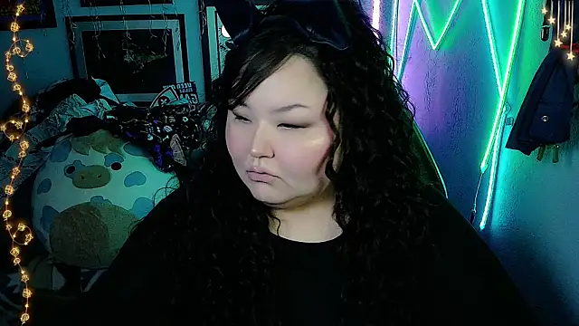 Snapshot of EmGreens chatting on 10-31-25, 03:25 EmGreens online show from 10-31-25, 03:25