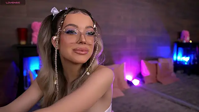 Snapshot of KylieJoyce chatting on 03-04-25, 09:00 KylieJoyce online show from 03-04-25, 09:00