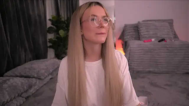 Snapshot of KylieJoyce chatting on 11-08-25, 09:51 KylieJoyce online show from 11-08-25, 09:51