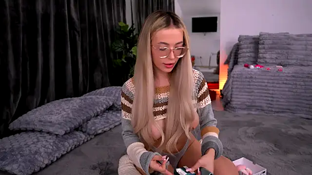 Snapshot of KylieJoyce chatting on 10-15-25, 08:06 KylieJoyce online show from 10-15-25, 08:06