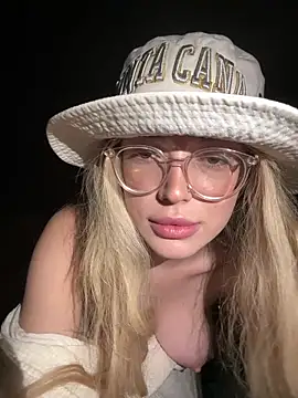 Snapshot of KylieJoyce chatting on 02-16-25, 06:43 KylieJoyce online show from 02-16-25, 06:43