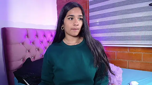 Snapshot of Maeena chatting on 12-10-24, 09:00 Maeena online show from 12-10-24, 09:00