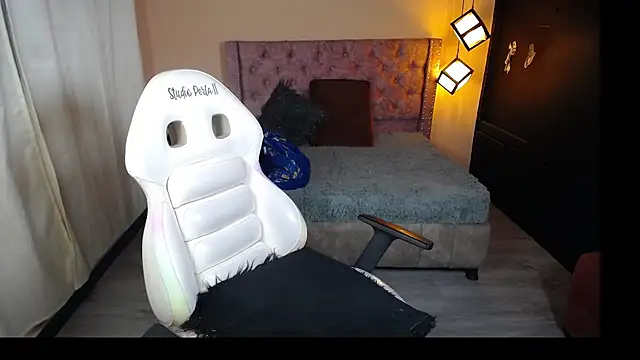 brithany smiith  online show from 02-06-25, 04:10