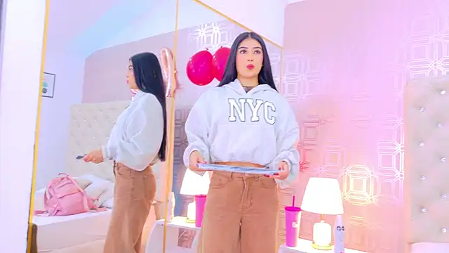 Snapshot of Mia-Monroe chatting on 02-13-26, 07:25 Mia-Monroe online show from 02-13-26, 07:25