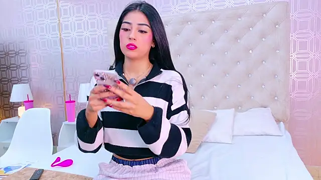 Snapshot of Mia-Monroe chatting on 02-06-26, 07:54 Mia-Monroe online show from 02-06-26, 07:54