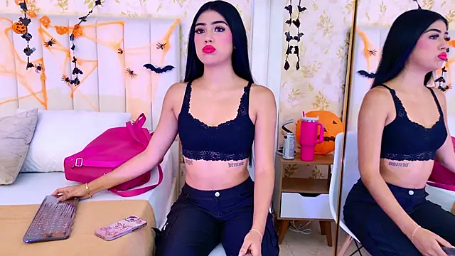 Snapshot of Mia-Monroe chatting on 10-19-25, 07:38 Mia-Monroe online show from 10-19-25, 07:38