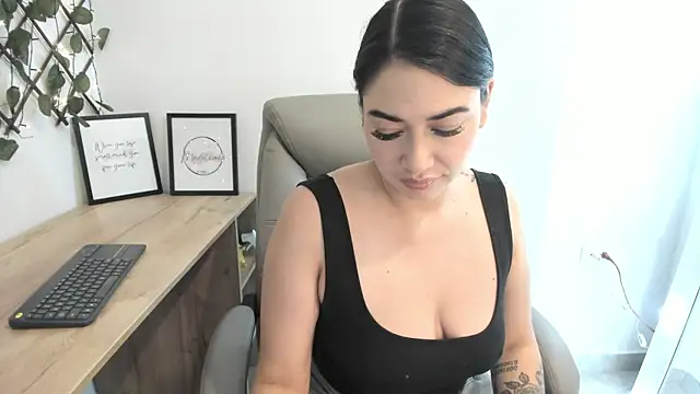 Madeleine  w online show from 10-09-25, 12:11