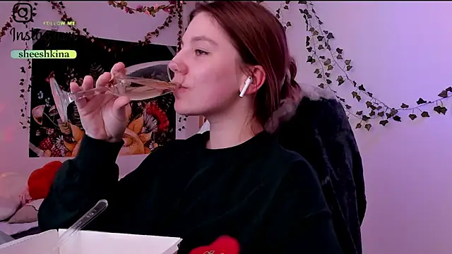 Snapshot of somejgirl chatting on 12-25-24, 07:24 somejgirl online show from 12-25-24, 07:24