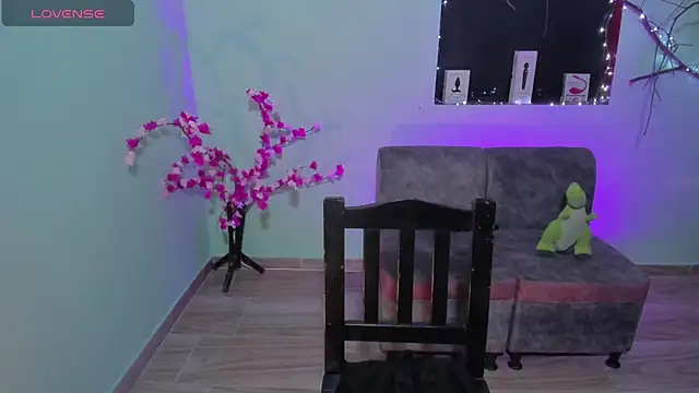 Snapshot of CamilaHarperr_ chatting on 12-04-25, 10:36 CamilaHarperr online show from 12-04-25, 10:36