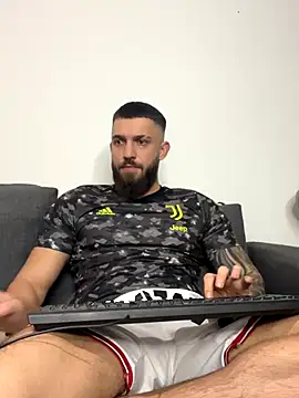 Snapshot of LoveIsBlind_ chatting on 10-31-25, 07:43 LoveIsBlind online show from 10-31-25, 07:43