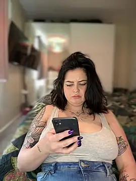 Snapshot of NaomiSquirts chatting on 01-14-25, 02:00 NaomiSquirts online show from 01-14-25, 02:00