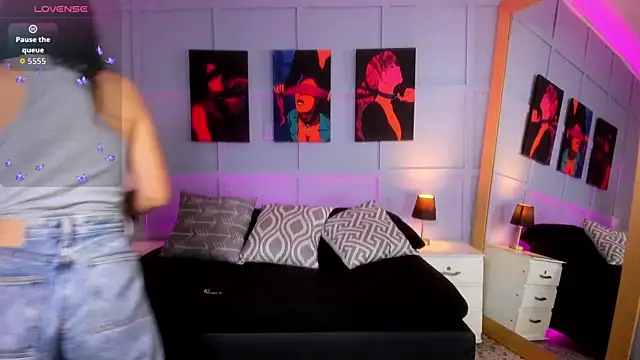 Elizabeth Santos online show from 11-22-25, 04:11