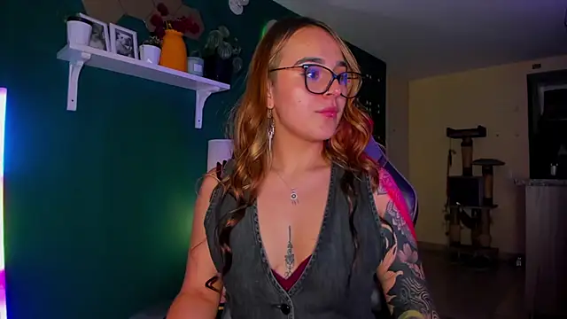 Snapshot of evy_orange1 chatting on 07-06-26, 03:57 evy orange1 online show from 07-06-26, 03:57