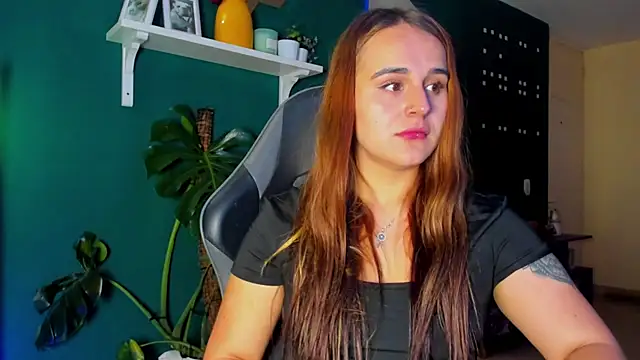 Snapshot of evy_orange1 chatting on 06-16-26, 01:27 evy orange1 online show from 06-16-26, 01:27