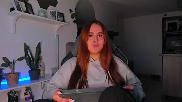 evy orange1 online show from 02-12-26, 11:04