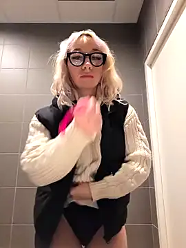 Snapshot of Giuliana_baby chatting on 03-14-25, 11:34 Giuliana baby online show from 03-14-25, 11:34