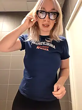 Snapshot of Giuliana_baby chatting on 02-26-25, 10:27 Giuliana baby online show from 02-26-25, 10:27