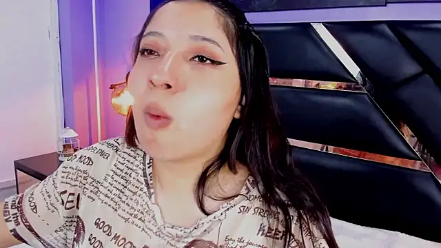 Snapshot of Emma_monserrat chatting on 06-16-26, 01:00 Emma monserrat online show from 06-16-26, 01:00