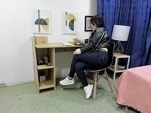 Emma Jnes online show from 12-06-24, 08:56