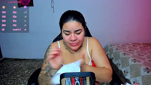 Snapshot of Sharon_hils chatting on 06-16-26, 01:44 Sharon hils online show from 06-16-26, 01:44