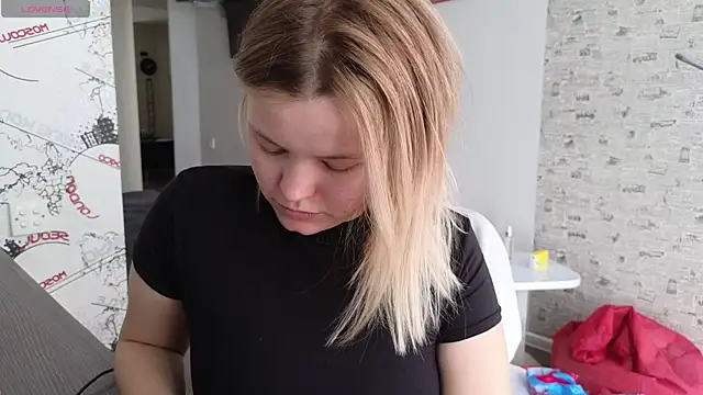 Snapshot of Milana15 chatting on 03-14-25, 08:32 Milana15 online show from 03-14-25, 08:32