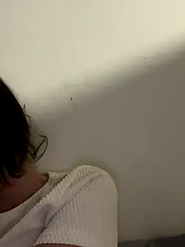 Snapshot of vienncica chatting on 10-15-25, 04:44 vienncica online show from 10-15-25, 04:44