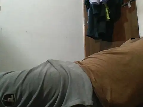 Snapshot of CuteyCouple chatting on 04-12-26, 06:33 CuteyCouple online show from 04-12-26, 06:33