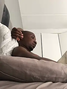 Snapshot of TheeRealShow chatting on 03-10-25, 08:28 TheeRealShow online show from 03-10-25, 08:28