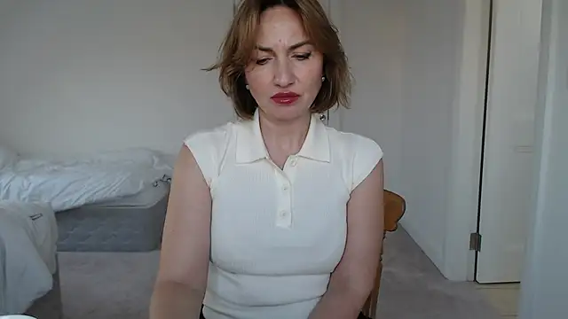 Snapshot of Mallinia chatting on 03-10-25, 05:18 Mallinia online show from 03-10-25, 05:18