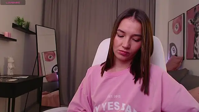 Bellla Haddid online show from 11-30-25, 01:39