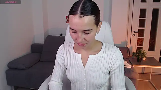 Bellla Haddid online show from 10-15-25, 01:15