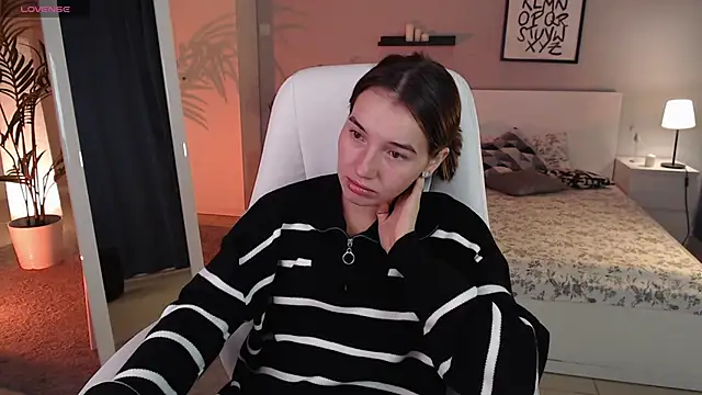 Bellla Haddid online show from 10-21-25, 01:05