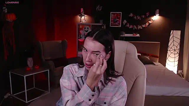 Bellla Haddid online show from 10-23-25, 01:04