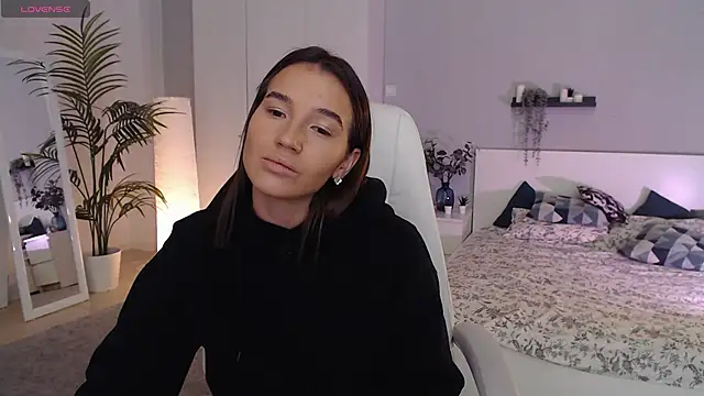 Bellla Haddid online show from 09-24-25, 01:35