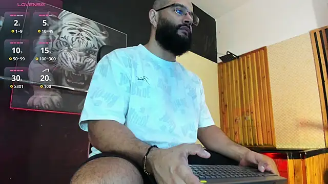Snapshot of Luke__09 chatting on 06-12-26, 11:19 Luke 09 online show from 06-12-26, 11:19