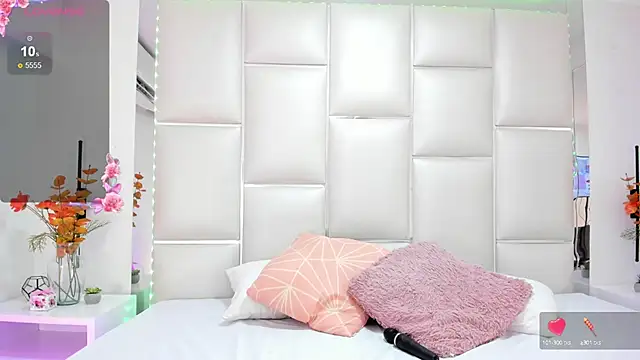 Snapshot of SaraDreamss chatting on 03-18-25, 08:37 SaraDreamss online show from 03-18-25, 08:37