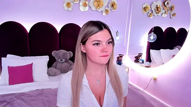 ZaraBloom online show from 12-16-25, 03:27