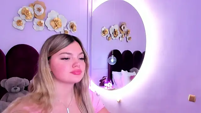 ZaraBloom online show from 12-19-25, 04:16