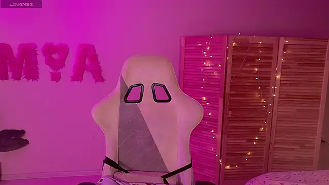 Miss Mia Murr online show from 11-29-25, 04:23