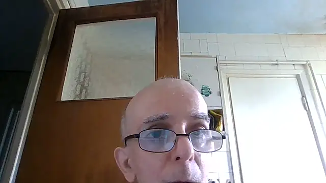 Snapshot of mariusica1@xh chatting on 06-20-26, 12:54 mariusica1xh online show from 06-20-26, 12:54