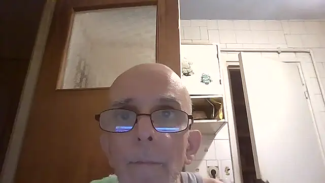 Snapshot of mariusica1@xh chatting on 06-21-26, 10:15 mariusica1xh online show from 06-21-26, 10:15